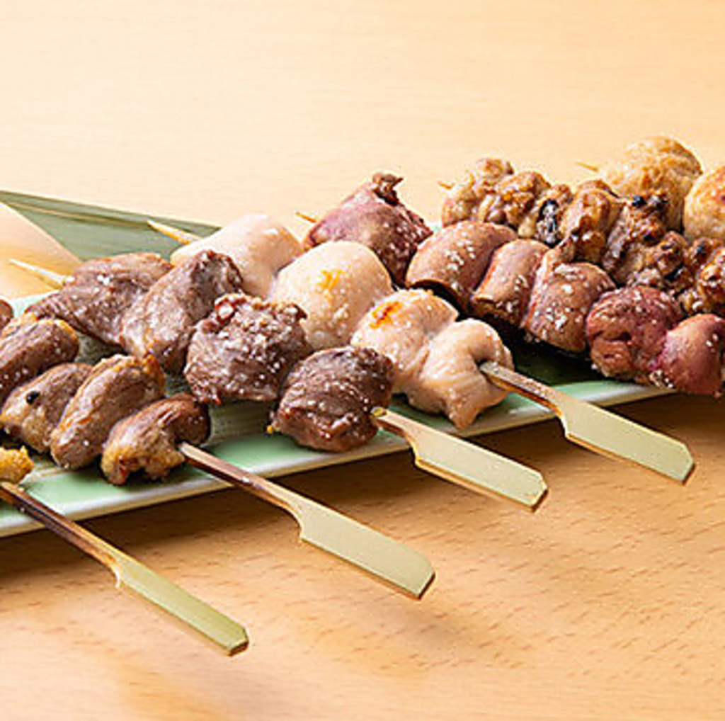 新鮮な朝〆の大山どりの焼き鳥は香ばしくてジューシー！様々な部位を一本からご堪能いただけます♪