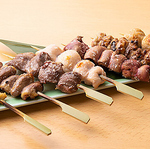 新鮮な朝〆の大山どりの焼き鳥は香ばしくてジューシー！様々な部位を一本からご堪能いただけます♪