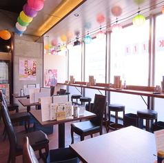 新潟東大通りの夜景が楽しめるカウンター席はデートに大人気！お仕事帰りのサク飲みやサク飯にも最適です◎おひとり様も大歓迎ですので、お気軽にお越しください。リラックスしたひとときを当店でごゆっくりとお過ごしくださいませ♪