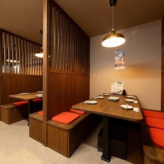 当店は落ち着いた雰囲気の半個室をご用意しており、周りを気にせずゆったりとお食事やお酒を楽しめます。デートやご家族の食事、ビジネスでの接待にも最適な空間です。プライベート感のある半個室は、少人数の集まりから中規模の宴会まで幅広く対応可能。平尾での特別な時間をぜひ当店の半個室でお過ごしください。
