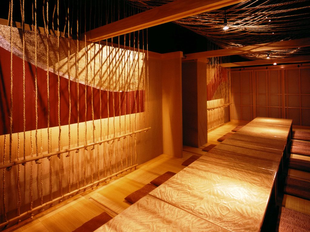 吹き抜け横の2F席はフロアー貸切も対応可能。歓迎会や送別会での貸し切りにどうぞ。最大20名様迄OK！