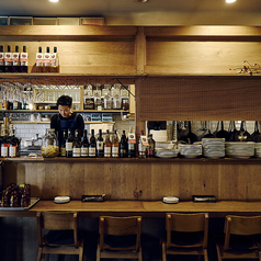 木製のテーブルで暖かみのある店内♪