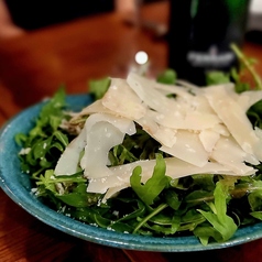 ルッコラとパルミジャーノのサラダ、バルサミコドレッシング