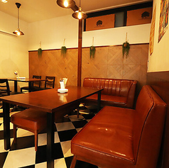 ソファー席もありますので、グループでの集まりにも最適です。広々とした空間で、友人や家族と楽しい時間を過ごせます。誕生日や記念日などの特別なイベントの際にもご利用いただけます。リラックスした雰囲気の中で、美味しい料理と共に素敵なひとときをお楽しみください。