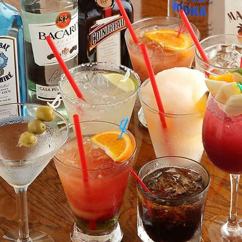 名物カクテルは本場のアメリカンサイズ！華やかなノンアルのスムージーも揃い、見た目の迫力も満点◎