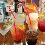 名物カクテルは本場のアメリカンサイズ！華やかなノンアルのスムージーも揃い、見た目の迫力も満点◎