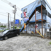 お車でお越しのお客様にも安心してお過ごしいただけるよう、駐車場を完備しております。当店の駐車場はご予約制となっておりますので、ご利用を希望される際はお気軽に店舗までお問い合わせください。事前にご予約いただくことで、当日もスムーズにご案内が可能です。皆様のご来店を心よりお待ちしております。