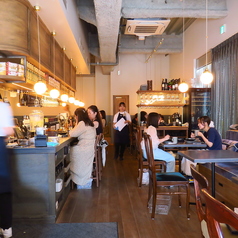 店内には3名様までご利用いただけるテーブル席を1卓ご用意しております。ご友人との語らいや、ご家族でのひとときにぴったりのプライベート空間です。少人数ならではの、落ち着いたお食事をお楽しみください。