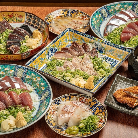 藁焼き、鯛めし、阿波尾鶏など、四国の“うまいもん”を地酒とともに味わえる居酒屋！