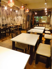 奥にはカウンター席もございます。飲み放題は100種からお好きなドリンクをお選び頂けます。ふぐや鮮魚刺しなども自慢です。サプライズの特典デザートプレートもコース利用4名様以上で無料プレゼントしております。ご宴会会場をお探しの幹事様お気軽にお問合せ下さい！