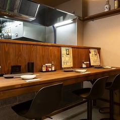 カウンター席は落ち着いた空間で、デートやお一人様でも気軽にご利用いただけます。目の前で焼き上げる職人技を眺めながら、香ばしい焼き鳥と厳選ドリンクをゆったりと味わえる特等席。二人だけの特別な時間を演出し、会話も自然と弾む雰囲気が魅力です。平尾でのデートにぜひおすすめします。