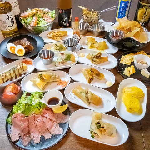 国産食材にこだわった10種類の春巻き。モダンで落ち着く空間は一人飲みにも最適です。