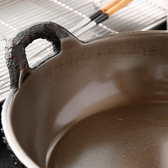 高温に熱した天ぷら油でも、具材を1つ入れるごとに2～3度もの温度が下がるとされています。油の温度をできるだけ一定に保ち、カラリとおいしく上げるための底の厚い鍋は、初代が考案したもの。油の温度低下を半分にまで抑えるとされています。