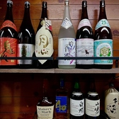 お料理の味を一層引き立てる、豊富なドリンクをご用意。定番のビールやサワーに加え、日本全国ご当地カップ酒や、店主が厳選した各種焼酎も幅広く取り揃えております。