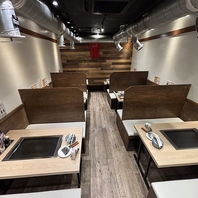 ゆったりと過ごせるテーブル席