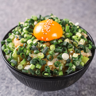 【香り広がる名物ネギ飯】