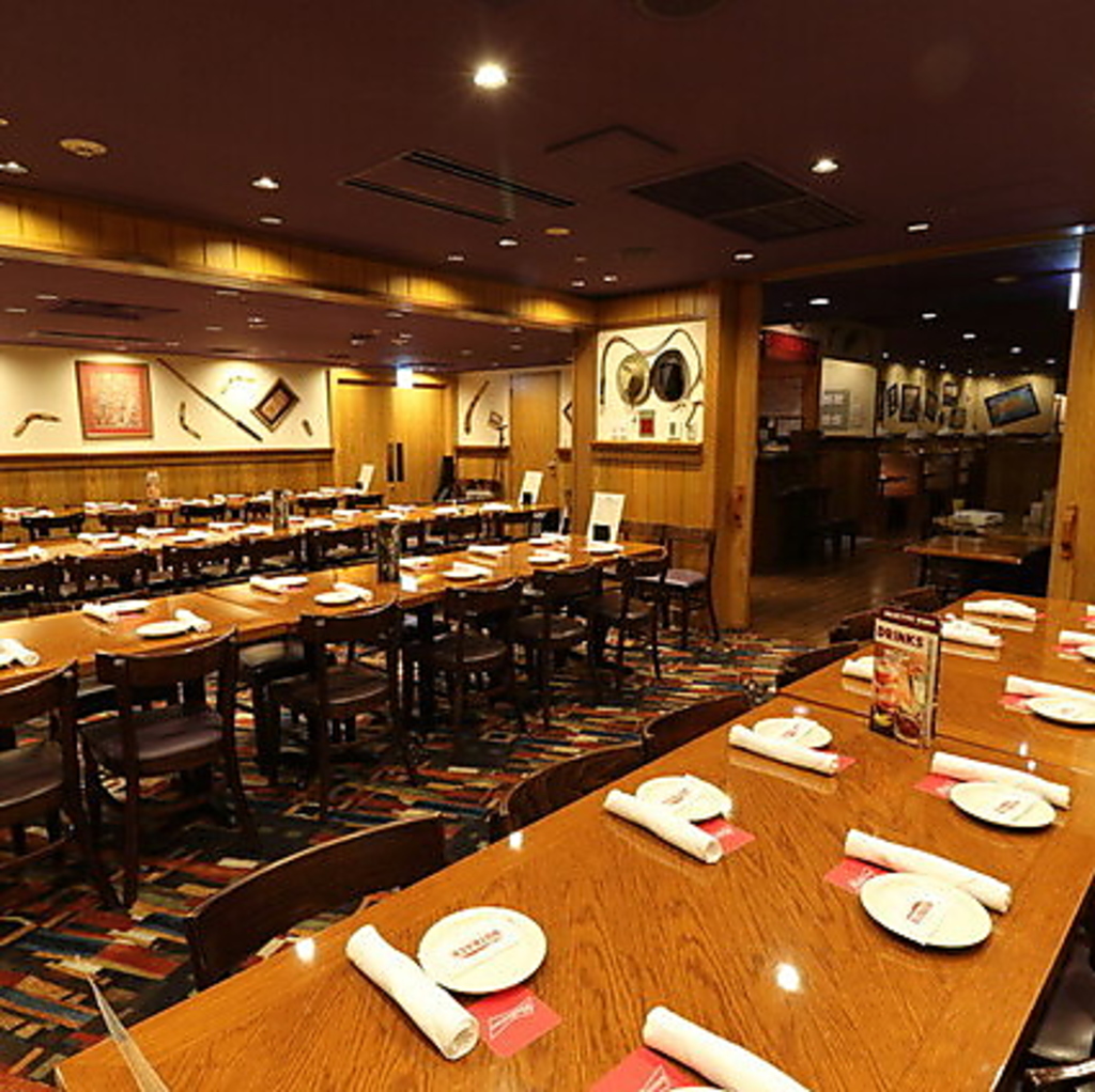 マイクや映像設備も無料で利用可能な完全個室。会社宴会やパーティに、仲間内で盛り上がれます。