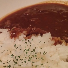 じっくり煮込んだトロトロ牛スジのスパイシーカレー