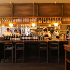 店内には落ち着いた雰囲気のカウンター席を7席ご用意しております。お一人さまはもちろん、デートや会話を楽しみたい方にもおすすめです。目の前で仕上げる料理やドリンクを、ライブ感とともにお楽しみください。