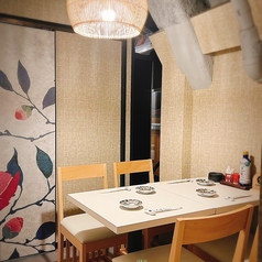 ≪3階≫喫煙 座り個室席 4名様席 椿の扉が印象的なお部屋です。