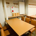 接待や記念日に重宝する、ゆったりとした6名掛け卓。職人が手掛ける和食と極上海鮮を優雅に並べてお愉しみいただけます。プライベート感を重視した小規模なお集まりは、ぜひご利用下さい。※テーブル席は2名、3名様の予約の場合は、相席になる場合もございます。