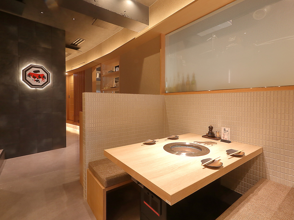 2名様～4名様まで可能なBOX席。店内は落ち着いたモダンな雰囲気です。