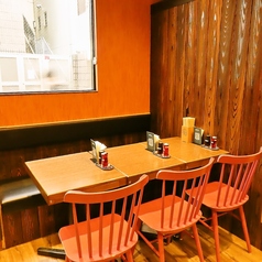 会話が弾む6名様席。片側ソファー席