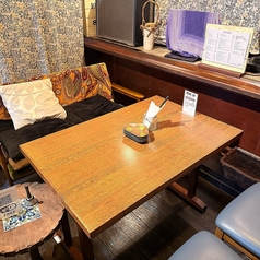 ゆったり広めのテーブル席