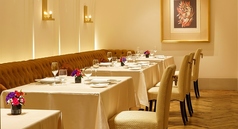 特別な日のお祝いや、大切な人たちとの集まりにもぴったりなテーブル席。店内全25席ございます。