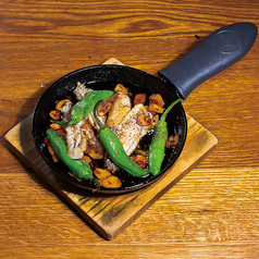 鶏肉とししとうのピリ辛アヒージョ