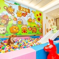 たくさんのボールに囲まれながら、幼児や赤ちゃんが楽しく遊べる「ボールプール」