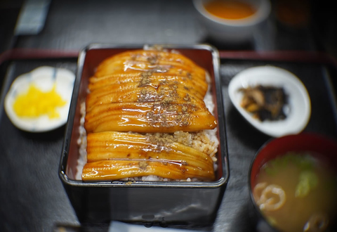 あなご料理を中心としたお食事処。アナゴ重とにぎり天が人気★★