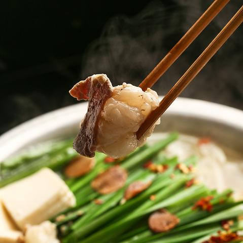 ぷりっぷりの国産牛のもつと本場博多より直送の調味料を使用した博多もつ鍋専門店です