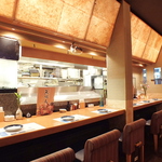 コチラ人気のカウンター席。目の前で板さんがお魚をさばいてくれます！