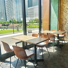 2.運河が見渡せるテーブル席2名テーブル×4席 / 4名テーブル×2席