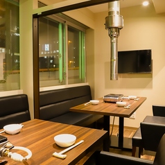 扉を外すと９名様までゆったりと座れます。１０名様以上の場合はご相談ください。※個室利用料を頂戴しております。※焼肉専用のお部屋ですので鍋ものは出来ませんのでご了承ください。