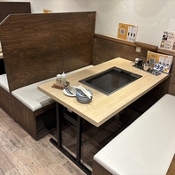 鉄板を囲んで盛り上がるテーブル席