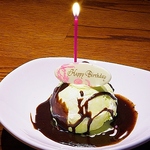 スタッフによる賑やかな演出に感動！特製デザートと記念撮影で、思い出に残る素敵なひと時をどうぞ。