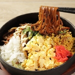 懐かしの手作りソースと渋谷発祥の3・6・5酒場がタックを組んで作り上げた新しい元祖渋谷焼きそば