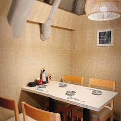 ≪3階≫喫煙 座り個室席 4名様席 椿の扉が印象的なお部屋です。
