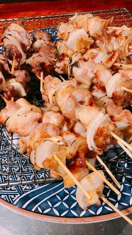 鮮度抜群の鶏肉、豚肉をじっくり焼き上げた焼き鳥&豚串をぜひお楽しみください！