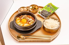 定番メニュー!スンドゥブチゲ定食(韓国小鉢2つ/わかめスープ付き)