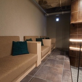 カップルシートは、大切な方との特別な時間を演出するのに最適です。二人の距離が自然と縮まるような、居心地の良い空間をご用意いたしました。落ち着いた照明と柔らかな座り心地のシートで、お互いの存在を感じながらリラックスしたりと、二人だけの時間を満喫できます。記念日やデートにぜひご利用ください。