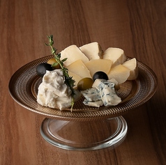 チーズの盛り合わせ(ゴルゴン/ガーリックリコッタ/グラナパダーノ)