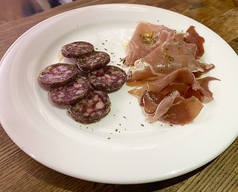 生ハムとサラミの盛り合わせ