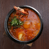 韓国料理などサイドメニューが豊富。