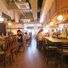 4名様用のテーブル席を2卓ご用意しております。ご友人同士の集まりや、ちょっとしたお祝いのお食事にも最適な空間です。落ち着いた雰囲気の中で、会話とお料理をゆったりとお楽しみいただけます。