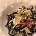 【こだわりパスタ】イカ墨を練り込んだ生地とスタンダードの卵生地のツートーンの手打ちパスタや、うどんの様な極太ピチなど、旬の素材・ソースと合わせ様々なパスタを季節毎にお愉しみいただけます。