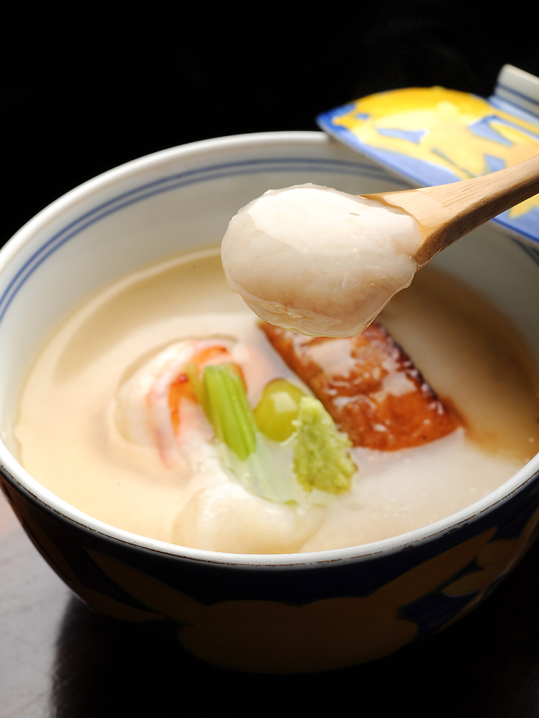 金沢駅前店限定メニュー「近江町市場のうなぎのとろろ蒸し」は必食です。