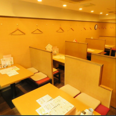 【4名様までのテーブル席◎】広いテーブル席で料理を囲んでお楽しみください♪椅子にはさらに座布団が敷いてあり座り心地もGood☆